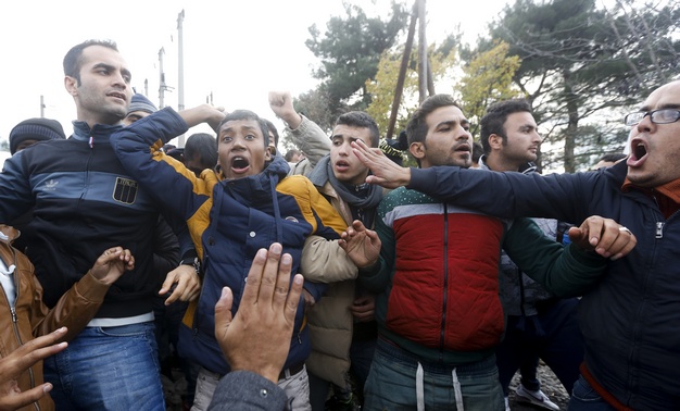 Νέοι άνδρες μετανάστες διαμαρτύρονται καθώς προσπαθούν να περάσουν από την Ελλάδα στην FYROM στο συνοριακό πέρασμα της Ιδωμένης, στις 26 Νοεμβρίου 2015, και βρίσκουν τα σύνορα των Σκοπίων κλειστά. REUTERS/Yannis Behrakis